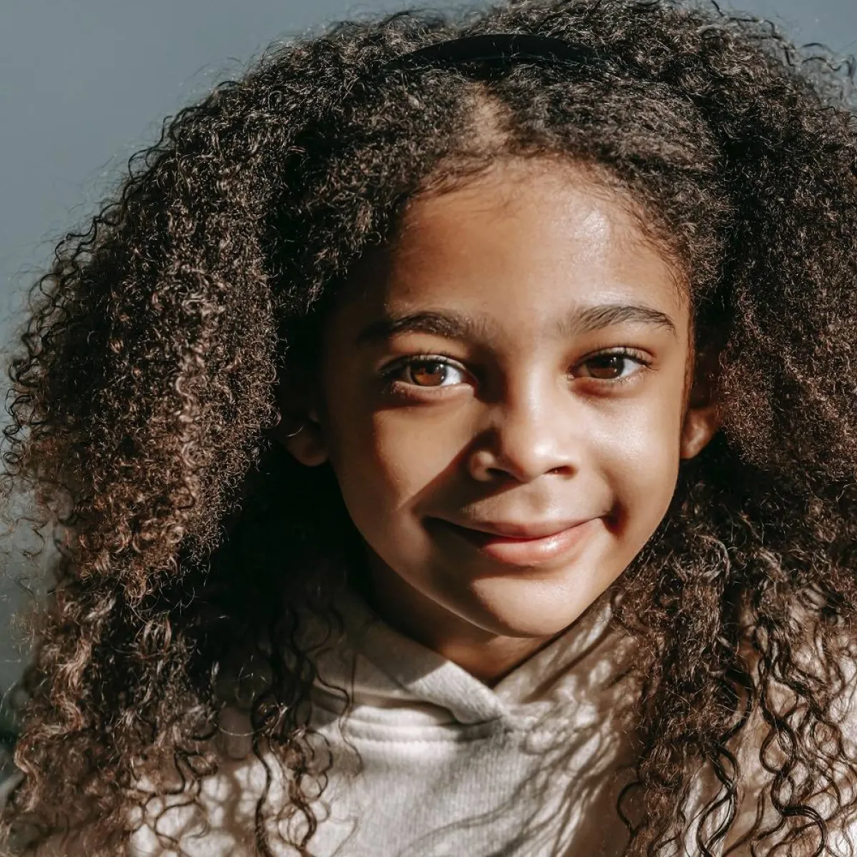 صورة لفتاة وقصة شعر كيرلي جميلة