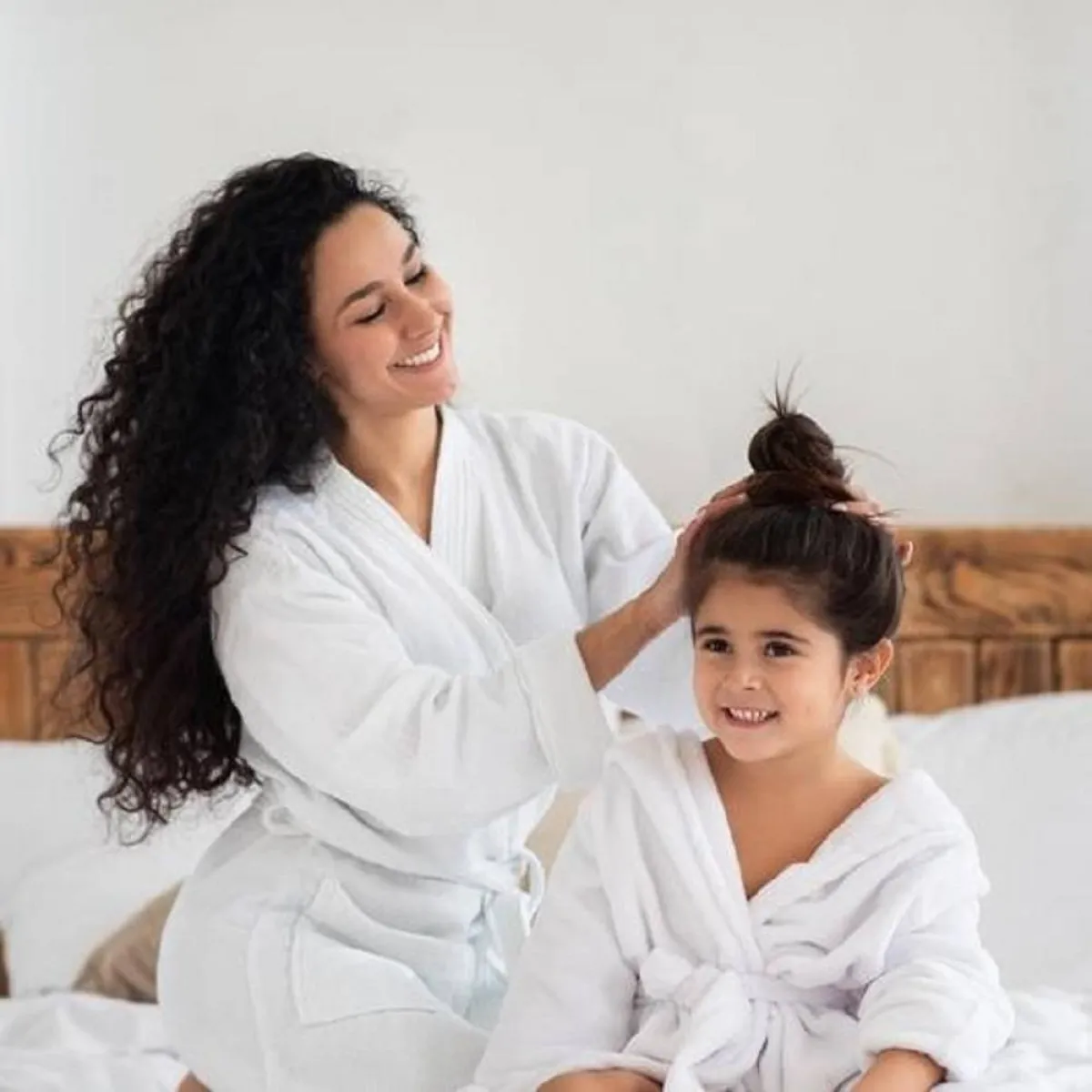 صورة لأم ترعى شعر ابنتها