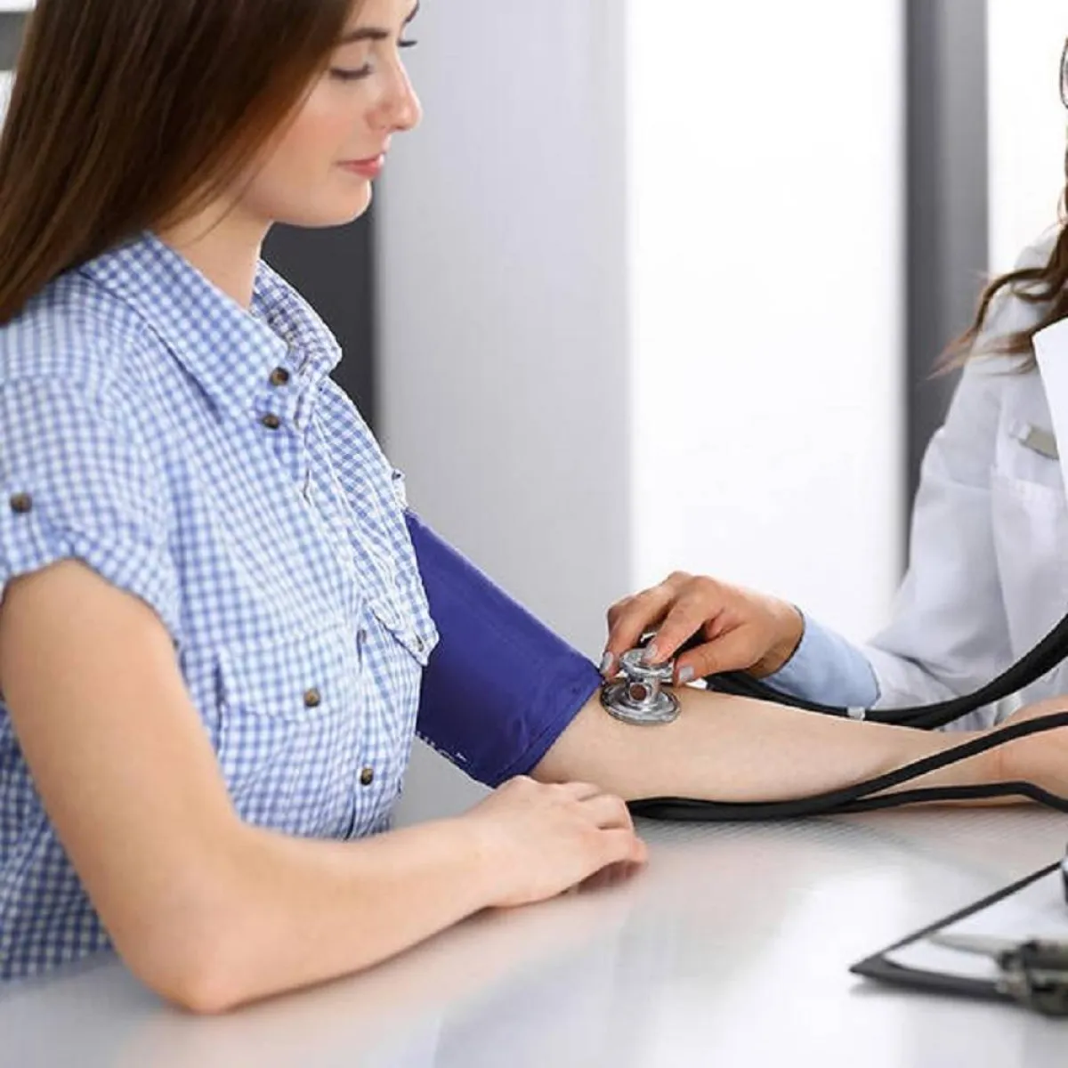 صورة لحامل تقيس الضغط