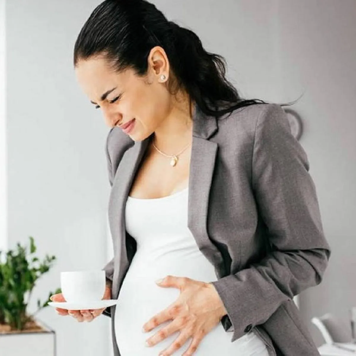 صورة لحامل تتوجع