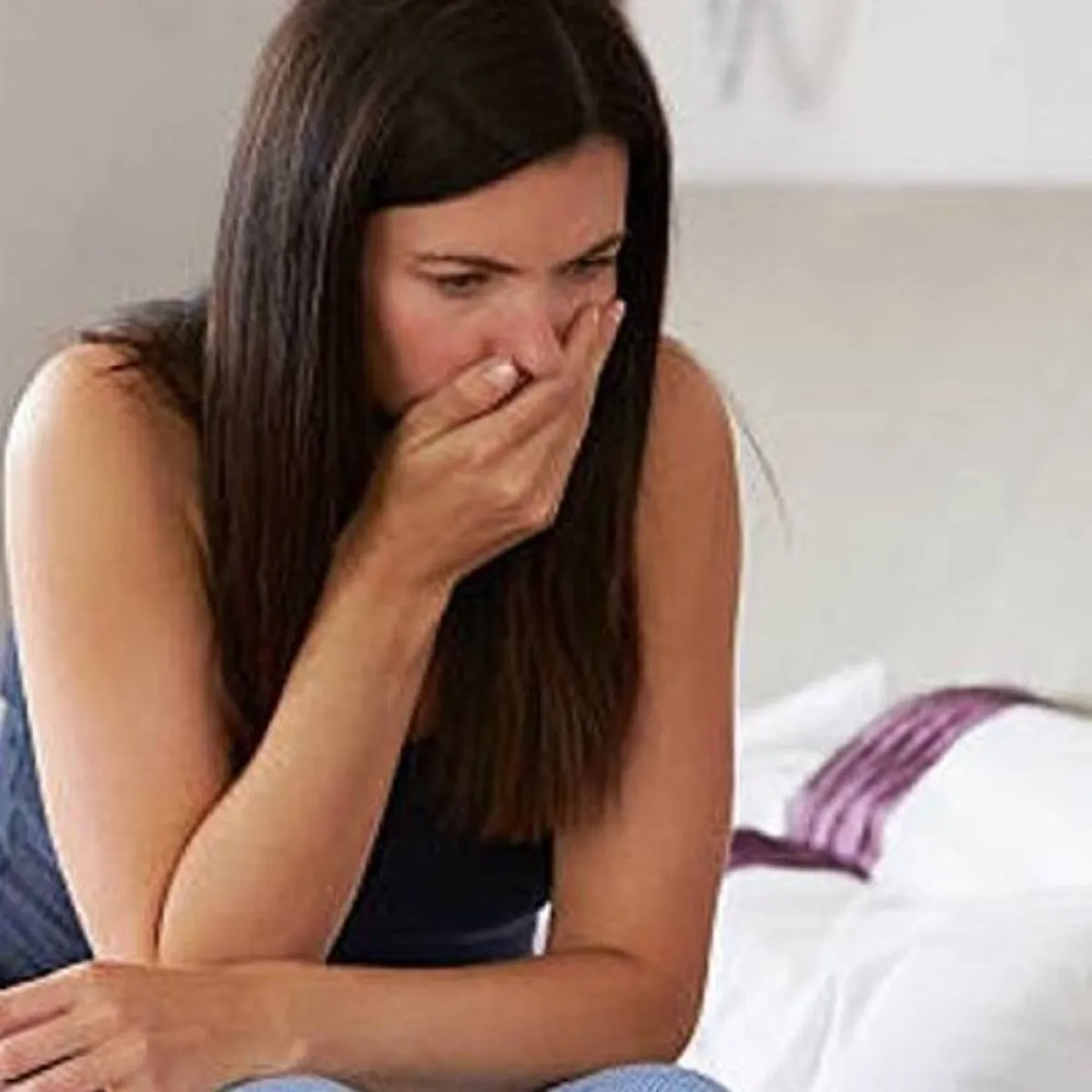 صورة لحامل تشعر بالرغبة في القيء