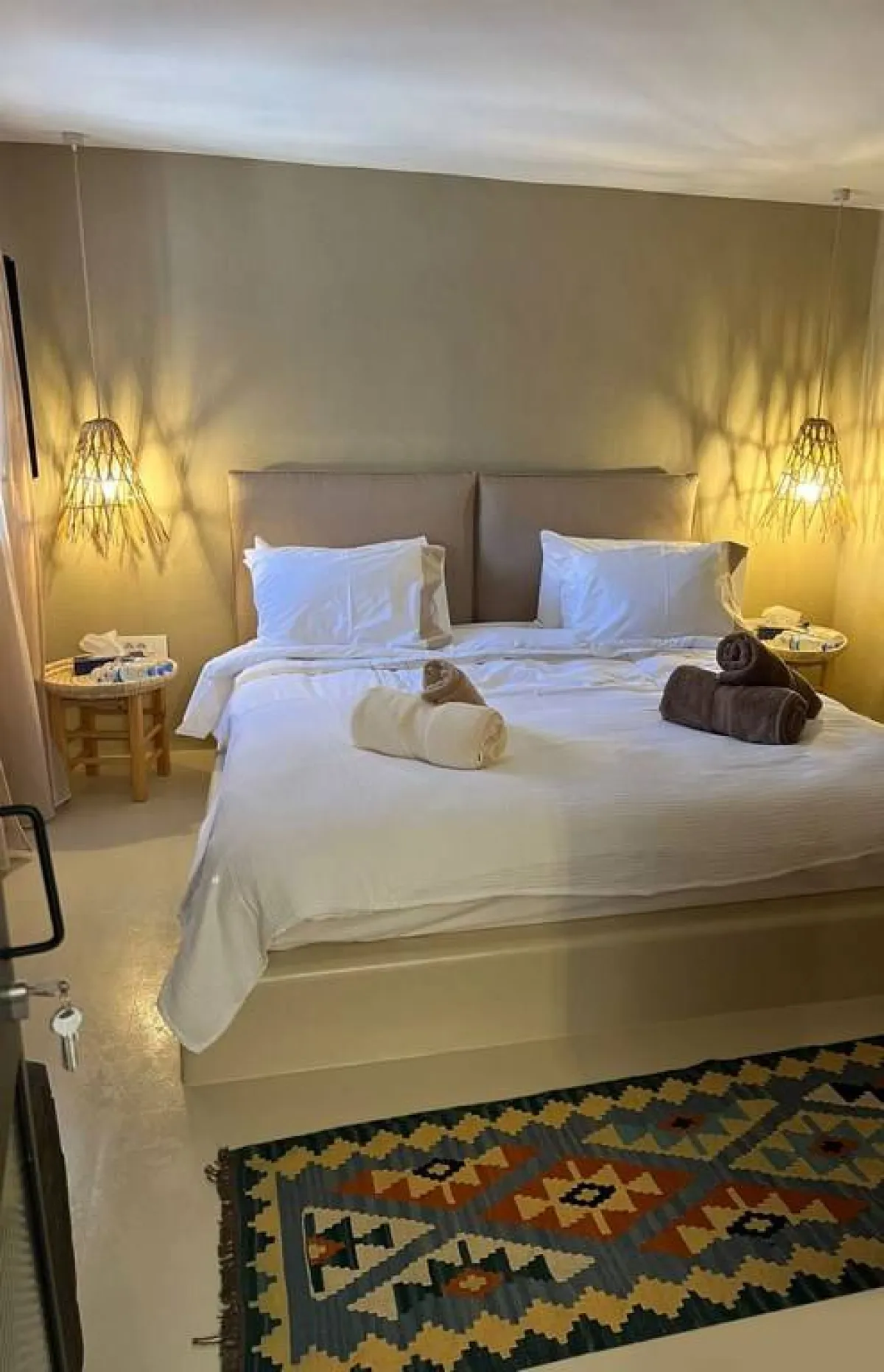 غرفة النوم الرئيسة، في "الشاليه" الجبلي