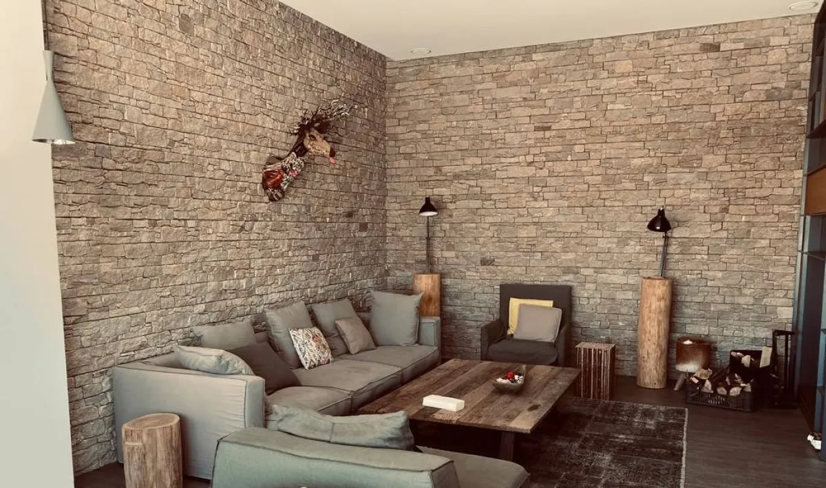 ألوان ترابيّة في "الشاليه" مطعمة بالأخضر