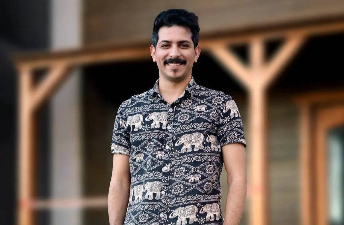 أيمن مطهر - صورة من صفحته الرسمية على انستغرام