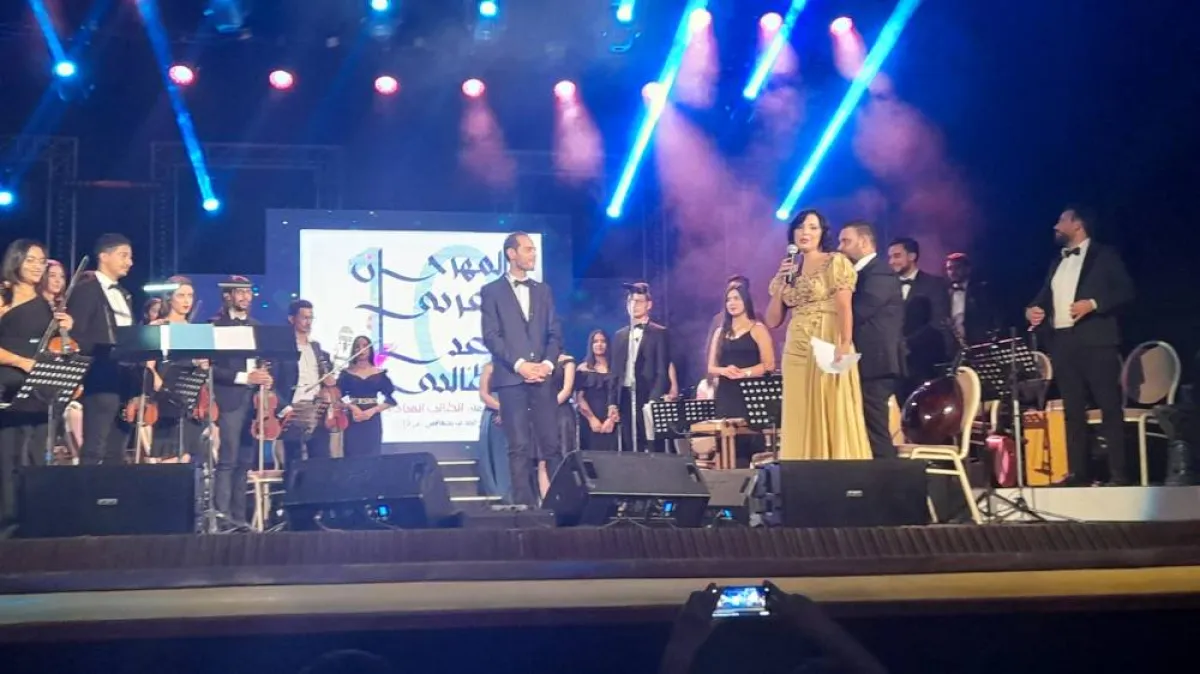 مذيعة حفلة التتويج .الصورة من موقع المهرجان على الفيسبوك