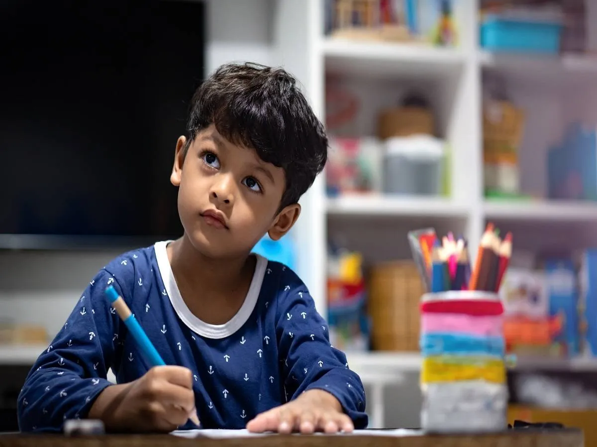 صورة لطفل يكتب قصة