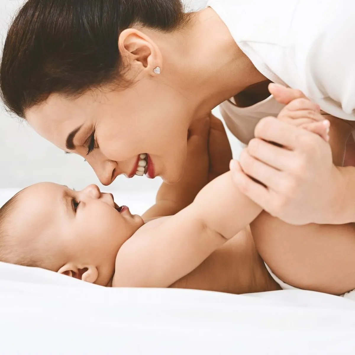 صورة لأم فرحة بمولودها