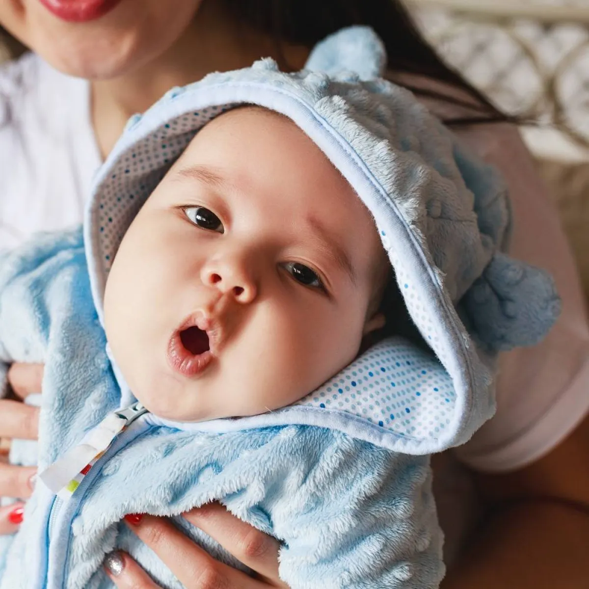 صورة لمولود وأمه