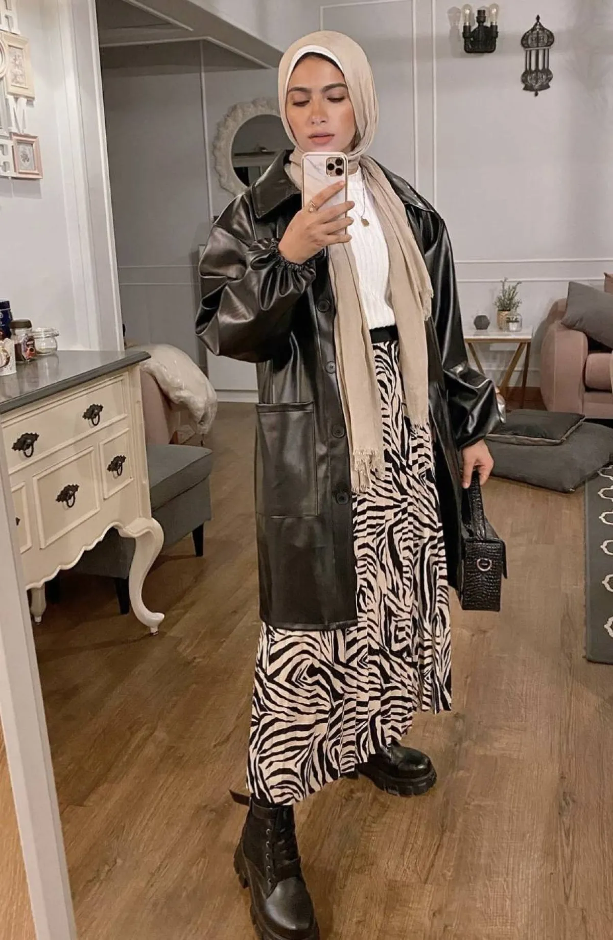 دينا مراد بتنورة الحمار الوحشي