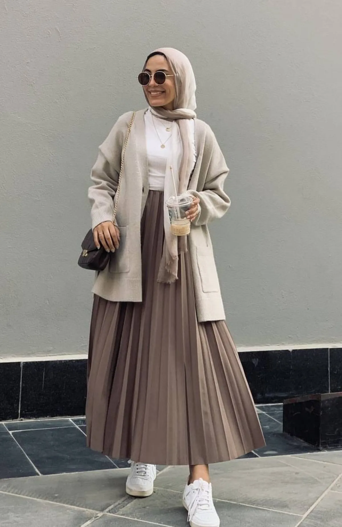 آمال الشربيني بإطلالة حيادية الألوان