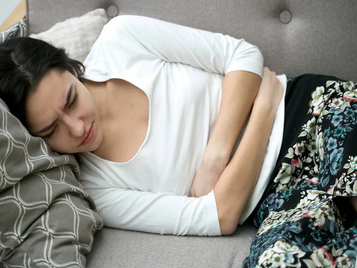 صورة لامرأة تعاني من آلام بالمعدة