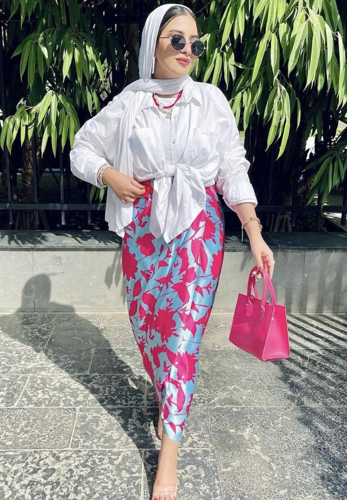 سارة طارق بتنورة الساتان