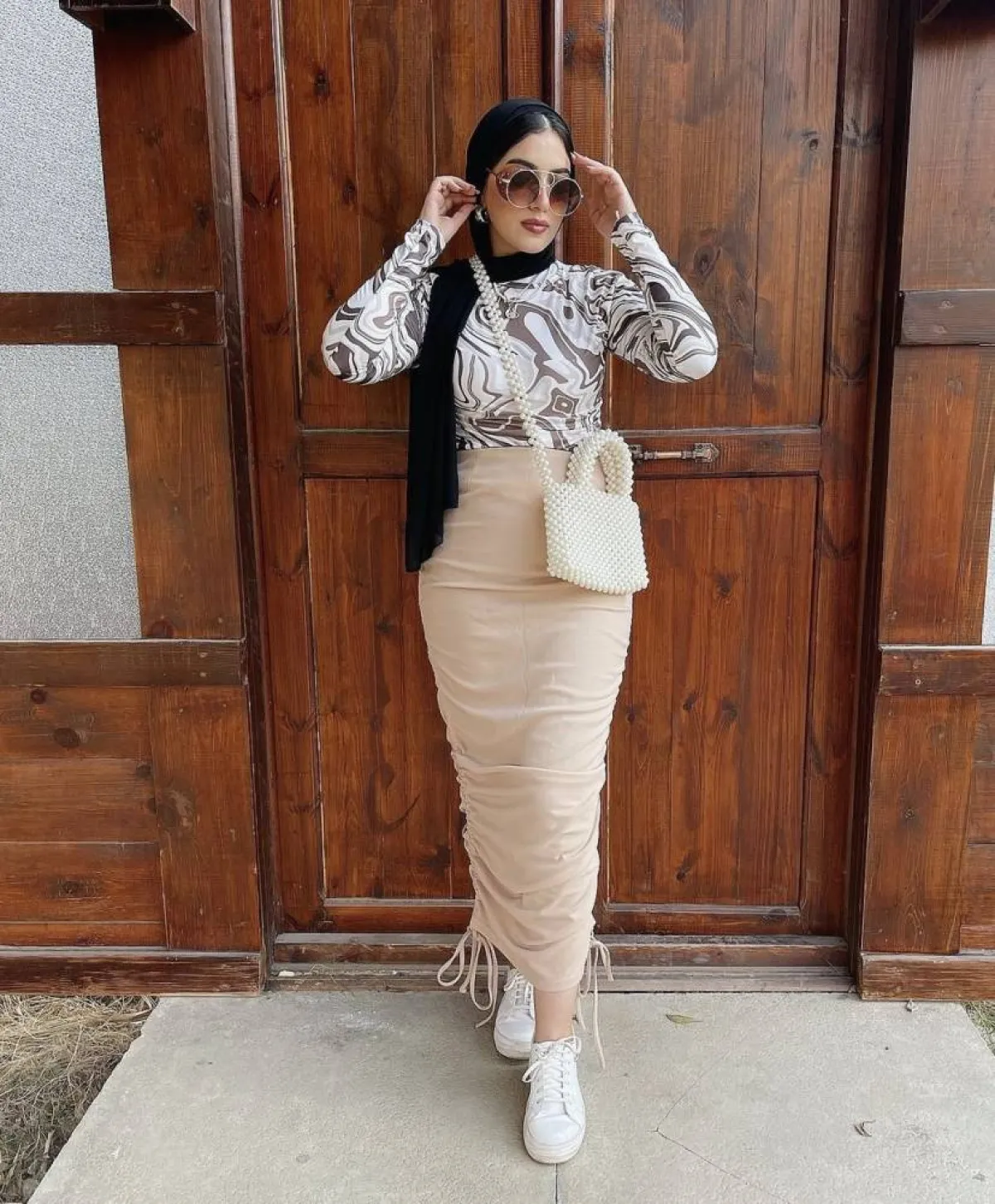 سارة طارق باطلالة حيادية الالوان