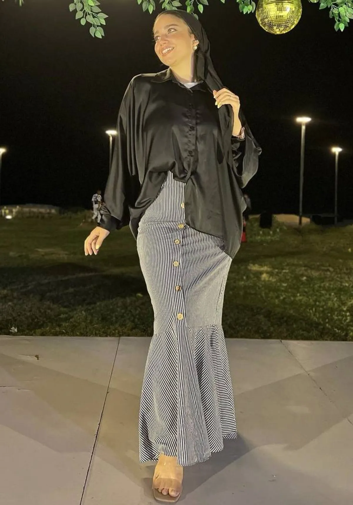 مريم سيف بتنورة مخططة