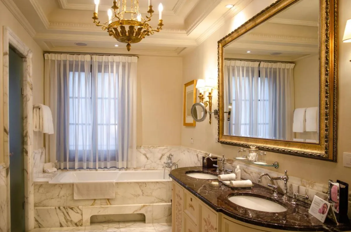 حمامات فخمة في غرف فندق فور سيزونز فلورنسا