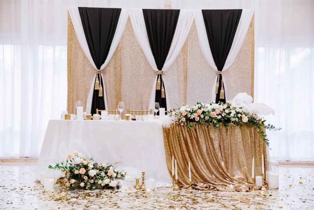 اللونان الأسود والأبيض يُستخدمان راهنًا، في ديكورات الحفل