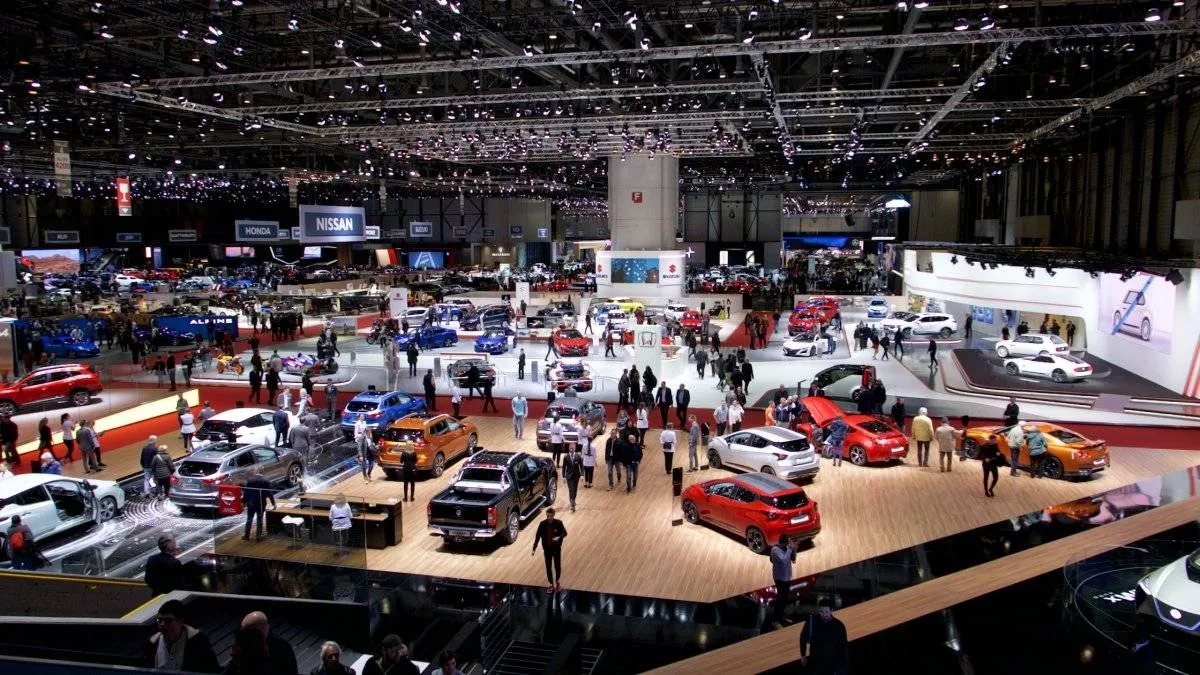 معرض باريس للسيارات في دورته الجديدة : رينو وجيب يتحولان إلى الكهرباء