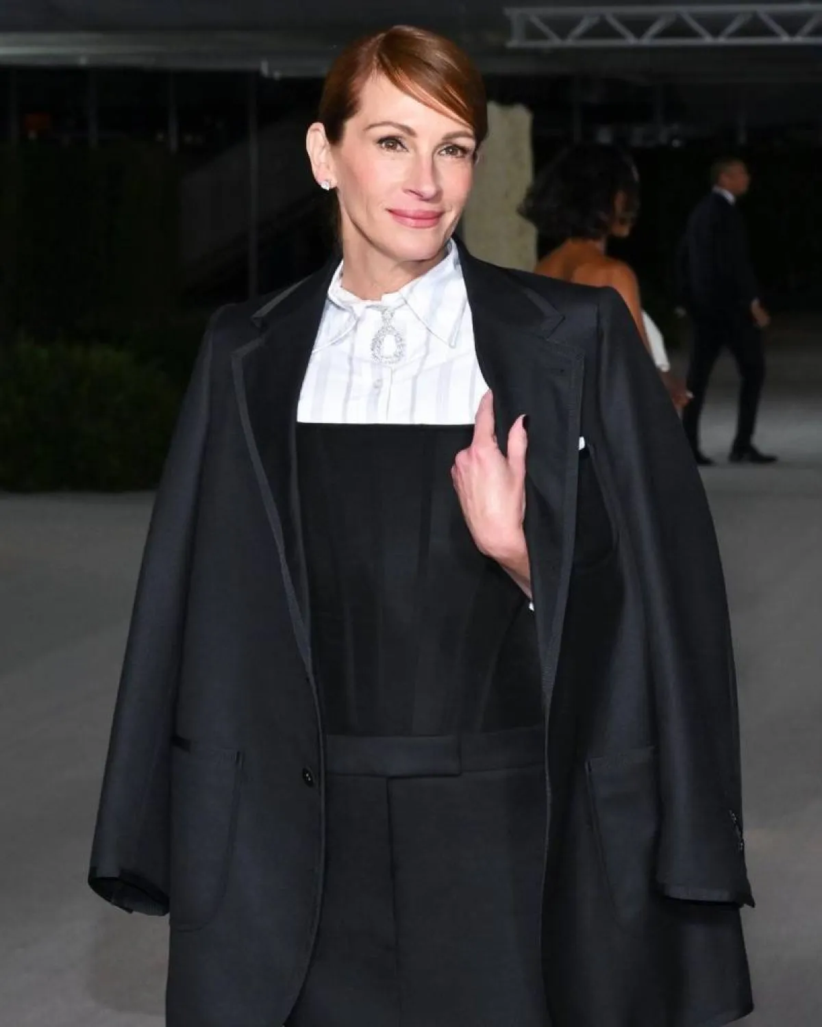 جوليا روبرتس بأقراط دائرية صغيرة من الألماس- الصورة من صفحة Thom Browne على إنستغرام