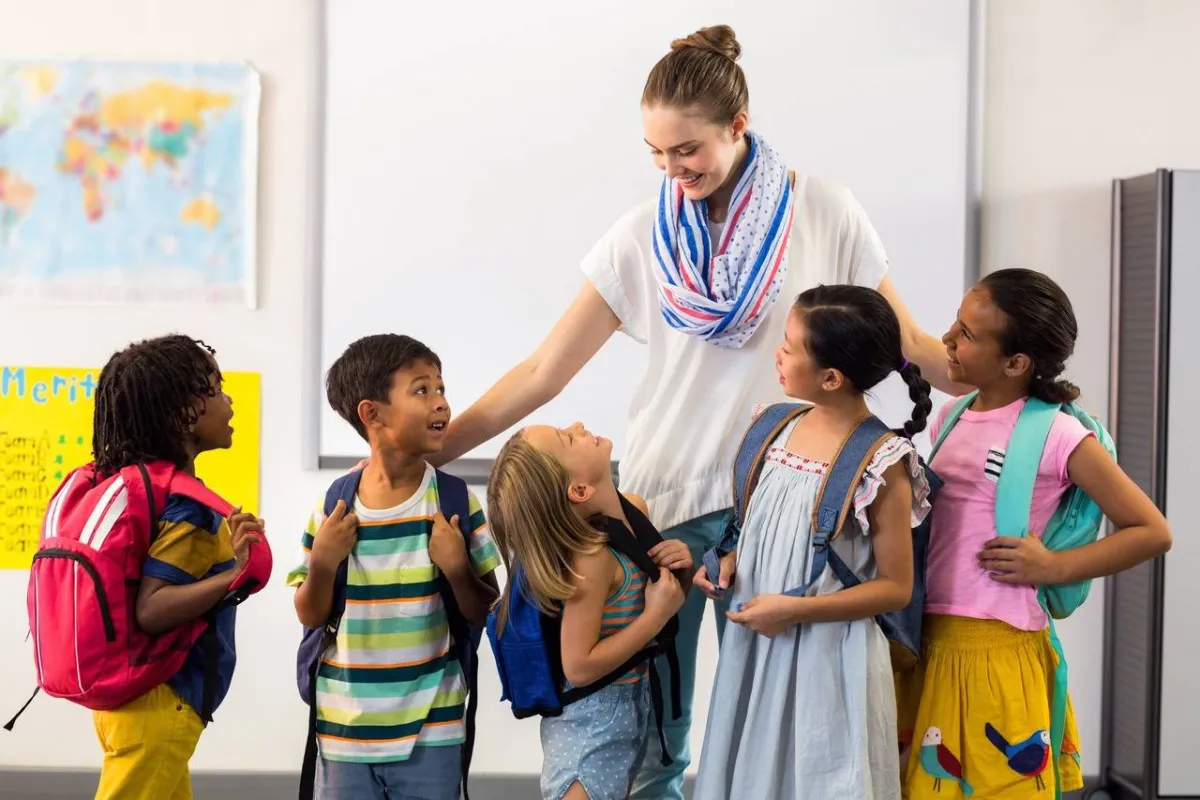 صورة لمدرّسة مع طلابها