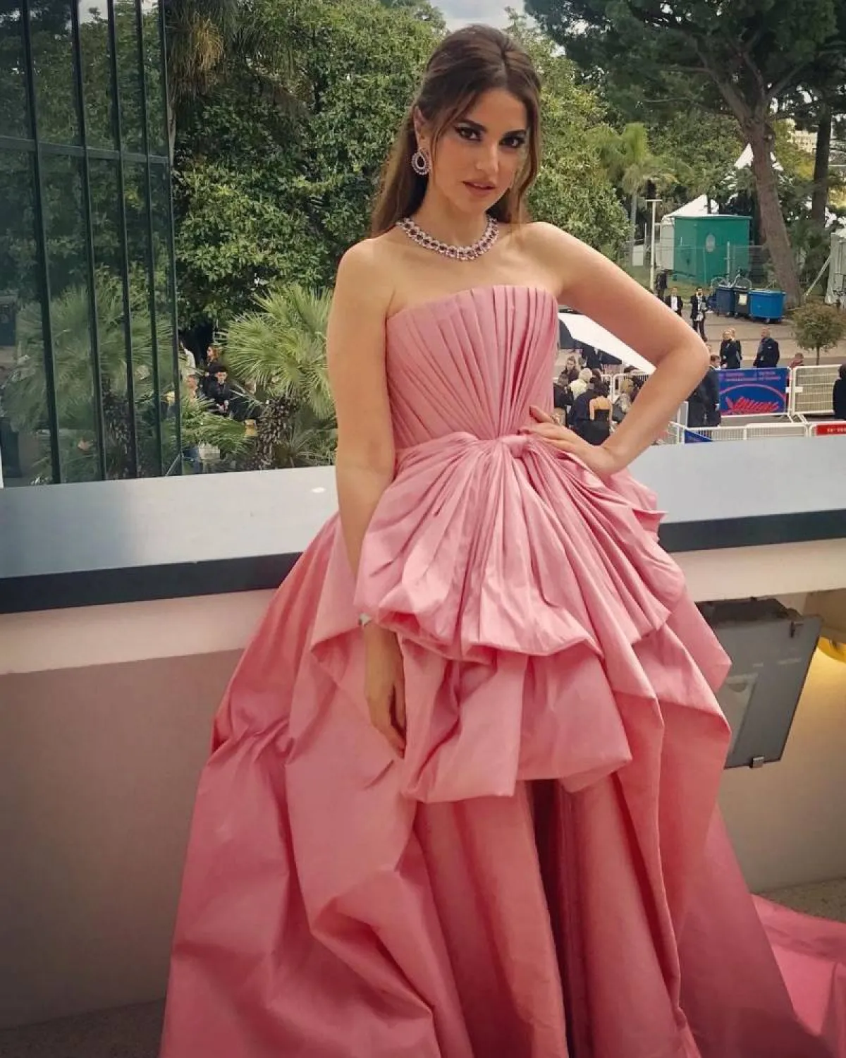 دُرة زروق بفستان، باللون الوردي 