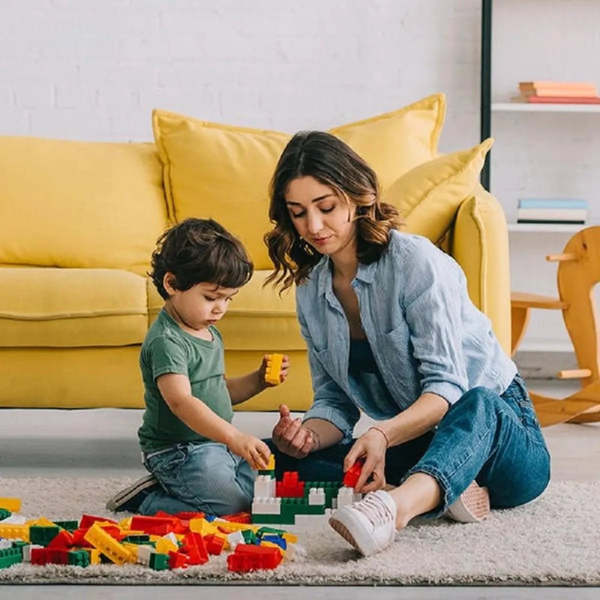 صورة لطفل يلعب مع أمه