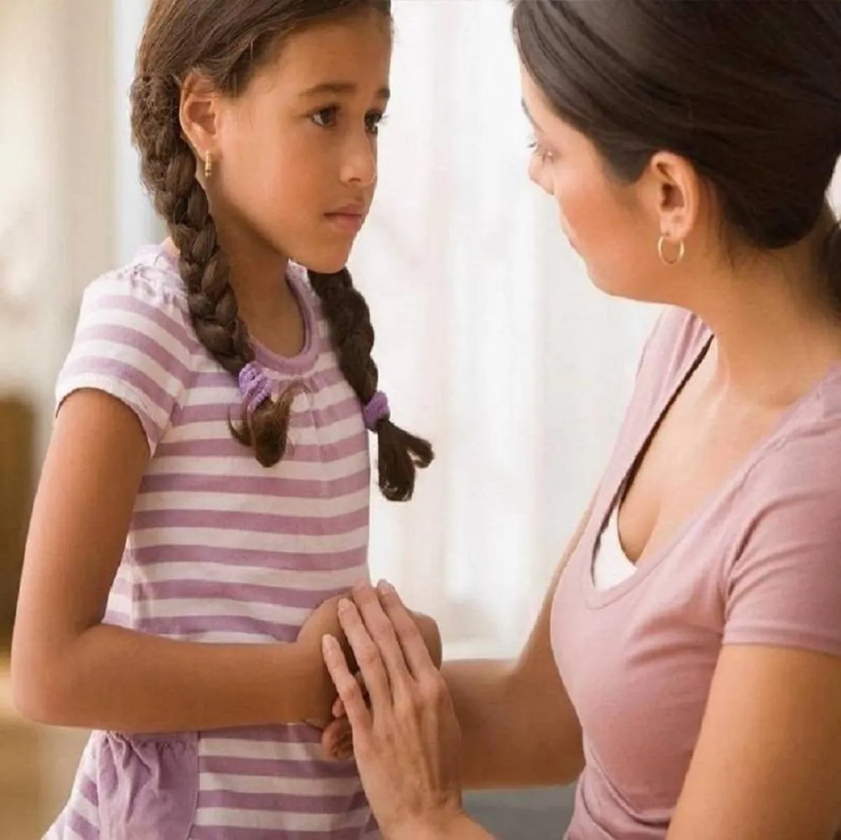 صورة لطفلة تعرض مشكلتها على أمها