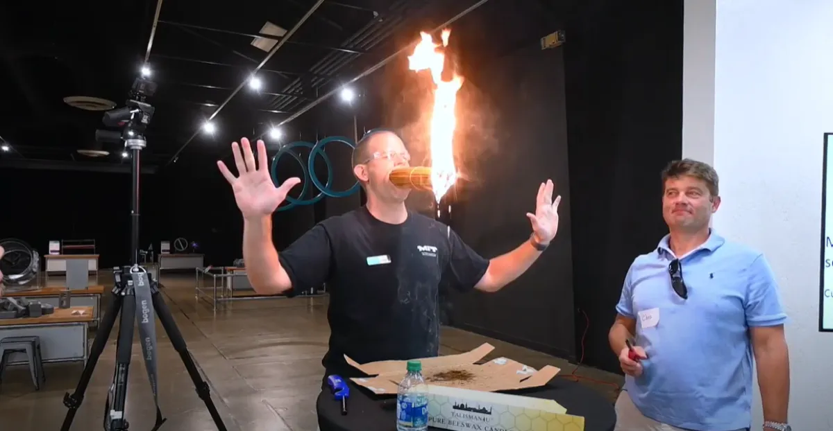 رجل يحمل 150 شمعة مضاءة في فمه يدخل موسوعة غينيس للأرقام القياسية - الصورة من حساب راش على يوتيوب