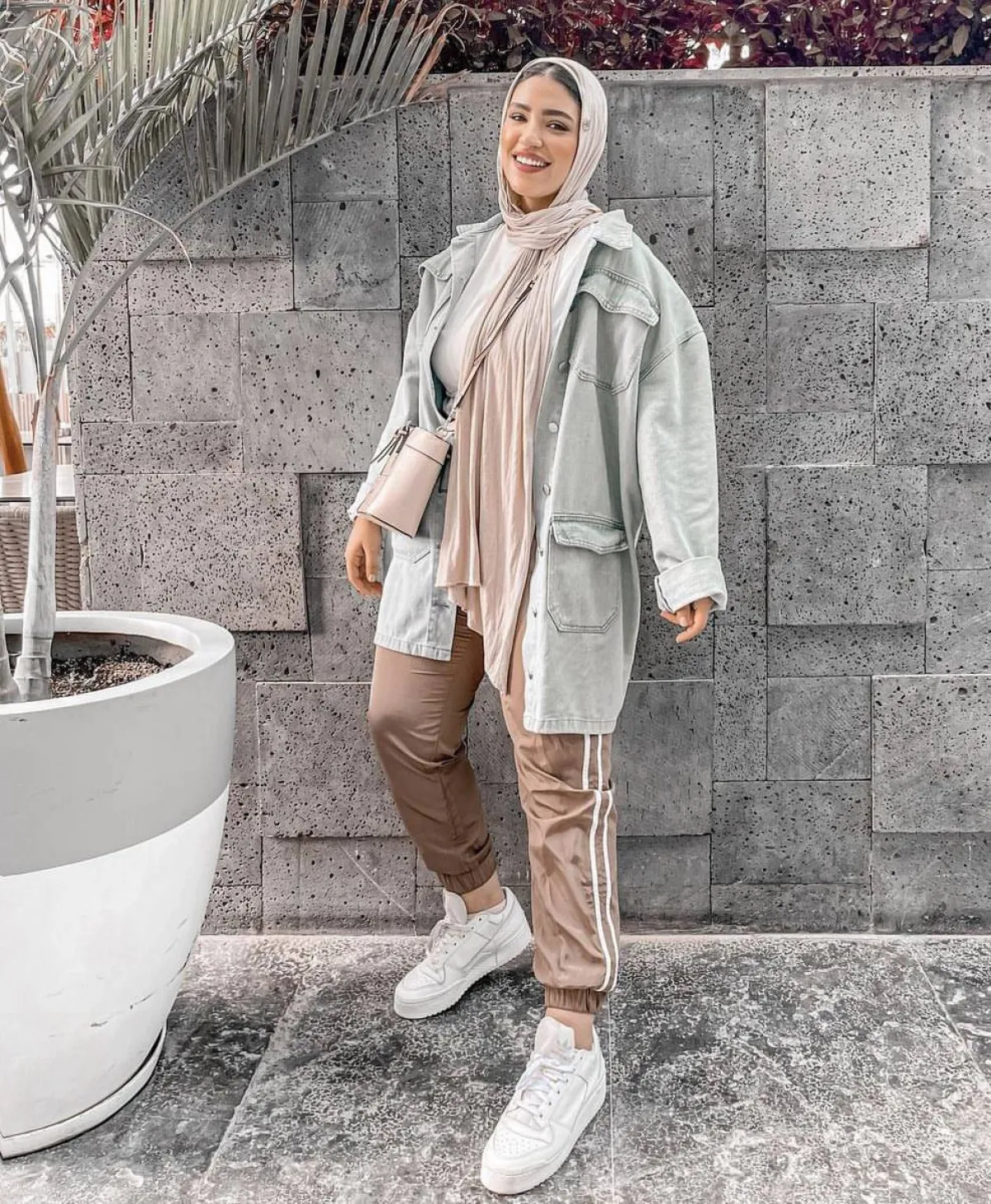 دينا رزق باطلالة رياضية