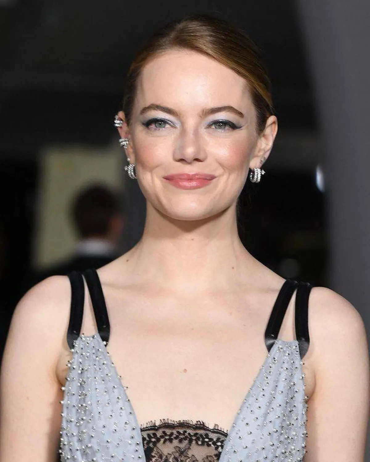 إيما ستون بأقراط Cuff مرصوفة بالألماس- الصورة من صفحة Chantecaille على إنستغرام