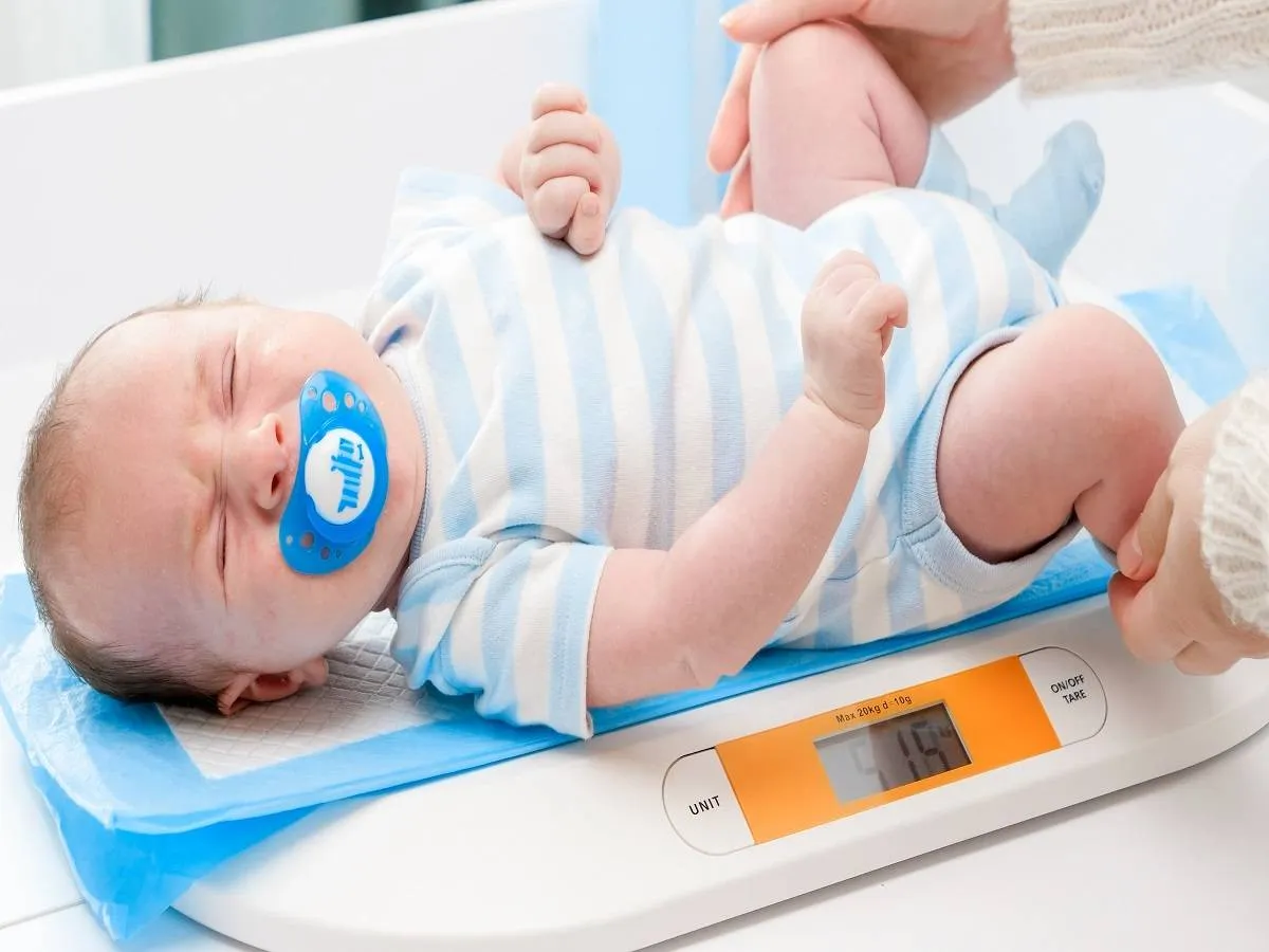 صورة لطفل رضيع يبكي 