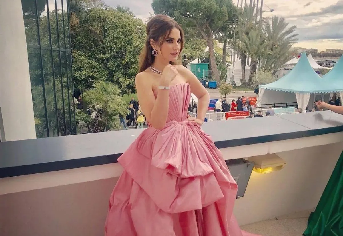 إطلالات زهرية من النجمات