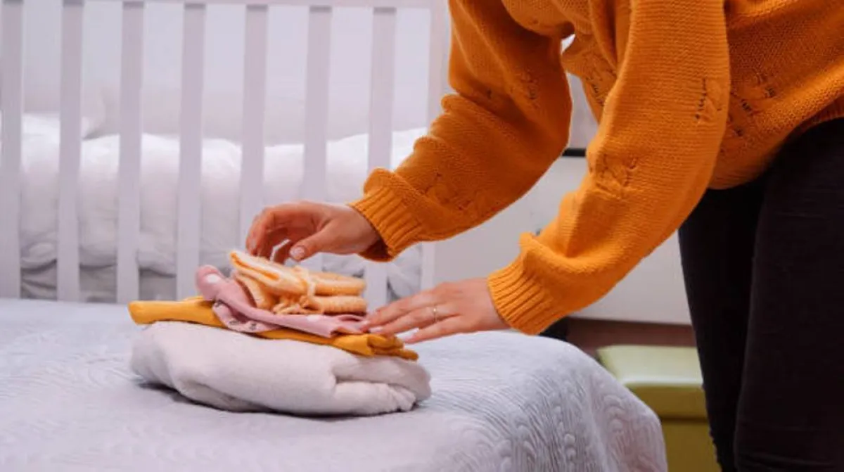 صورة لأم  ترتب أغراض رضيعها