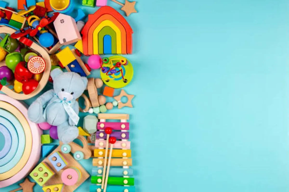 صورة لألعاب وأغراض الرضيع مرتبة ومعقمة