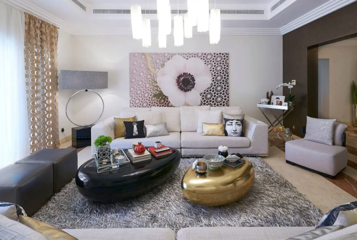 غرفة جلوس عصرية بيضاء من أعمال المصممة