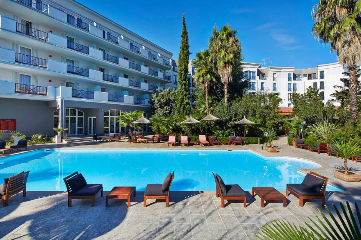 المسبح الخارجي في فندق روغنر أوروبارك