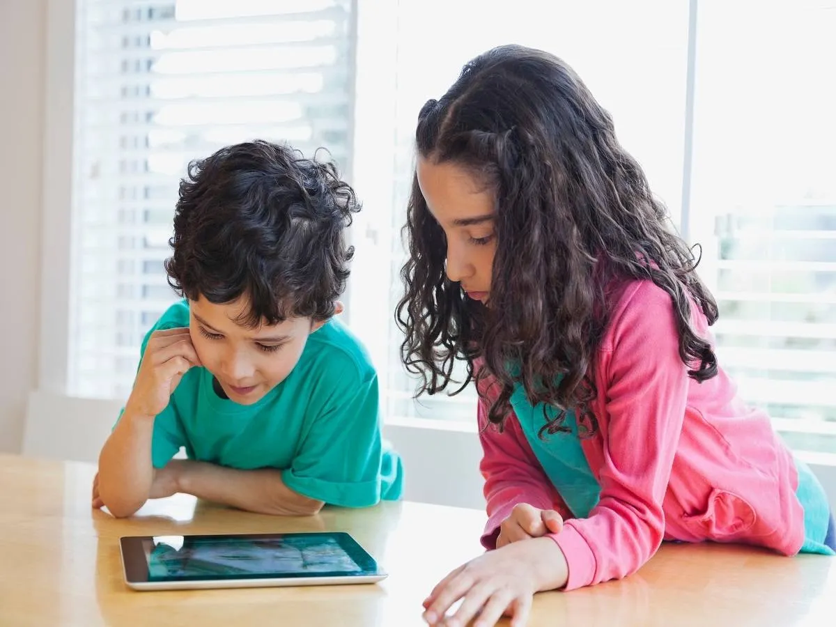 صورة لأطفال يشاهدوا الهاتف