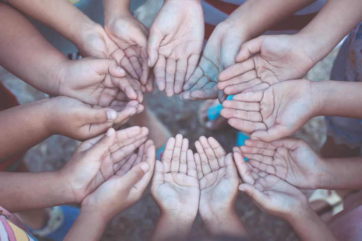 صورة لأيادي الأطفال