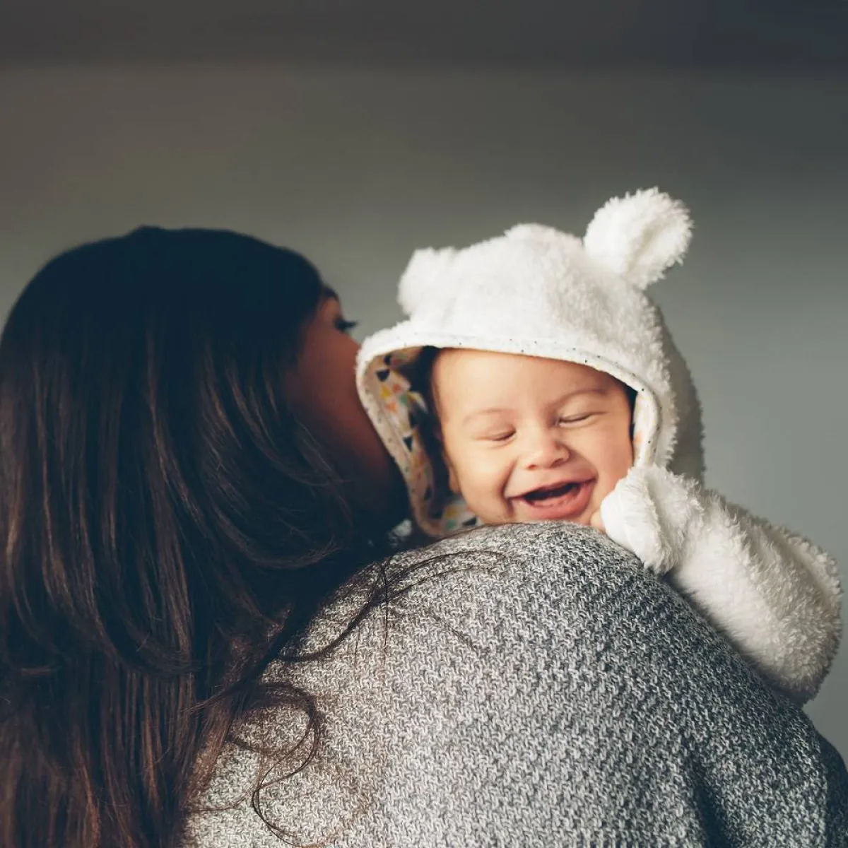 صورة لطفل وأمه