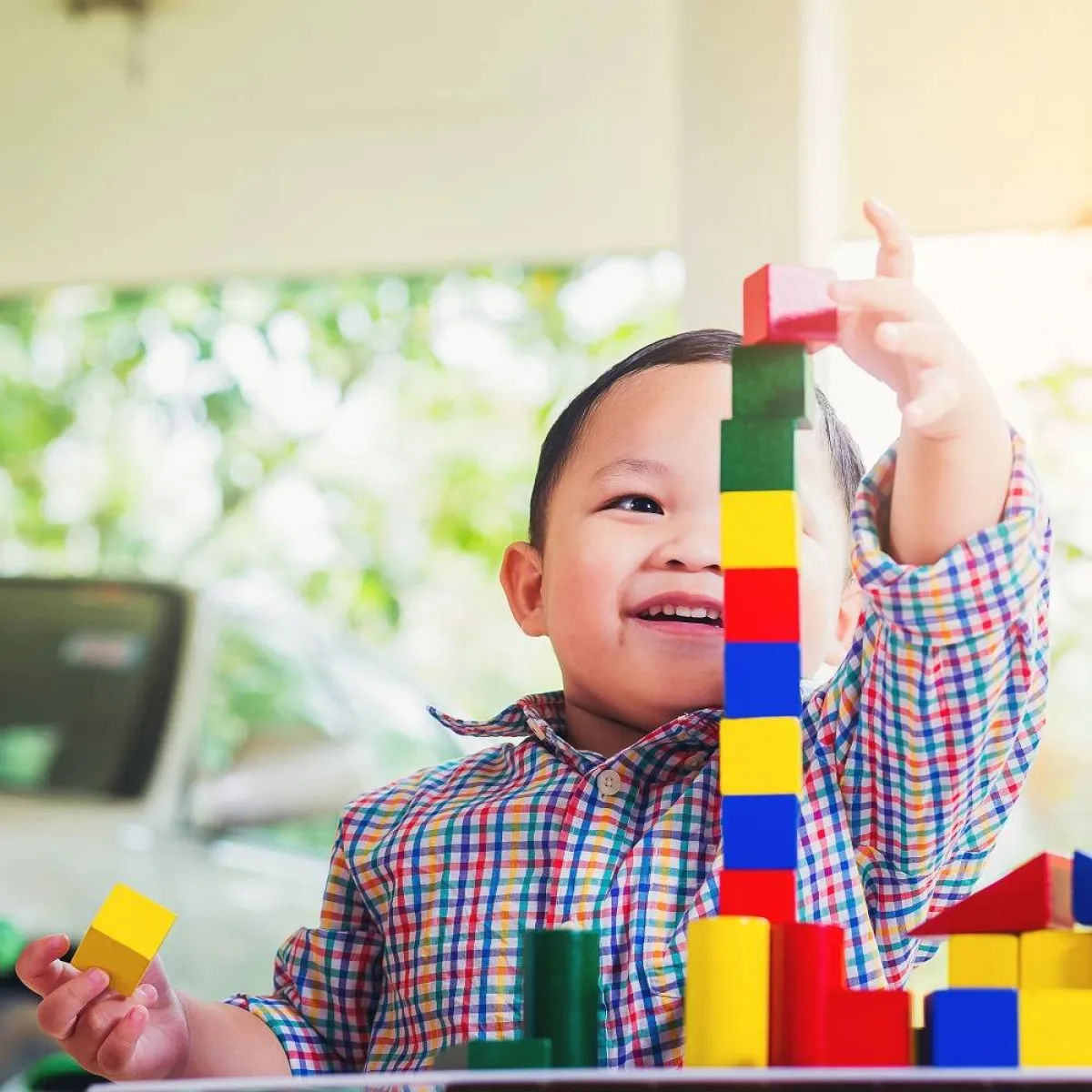 صورة لطفل يلعب