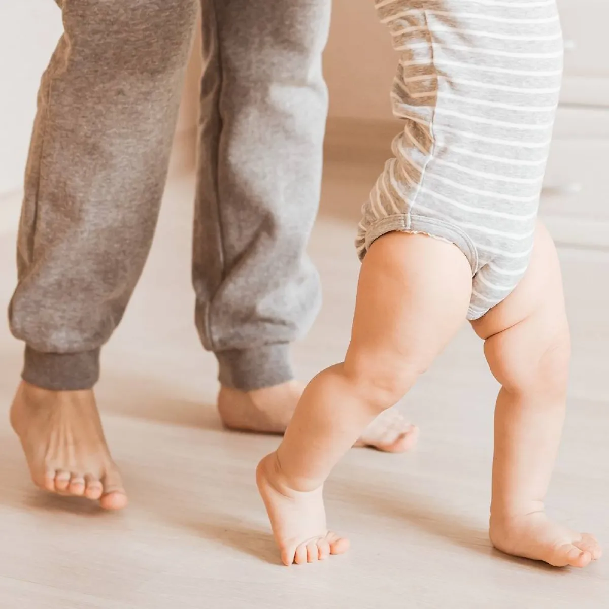 صورة لطفل يتعلم المشي