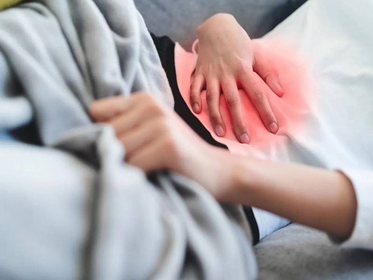 الإفرازات النسائية الصفراء والنزيف من أبرز أعراض التهاب عنق الرحم