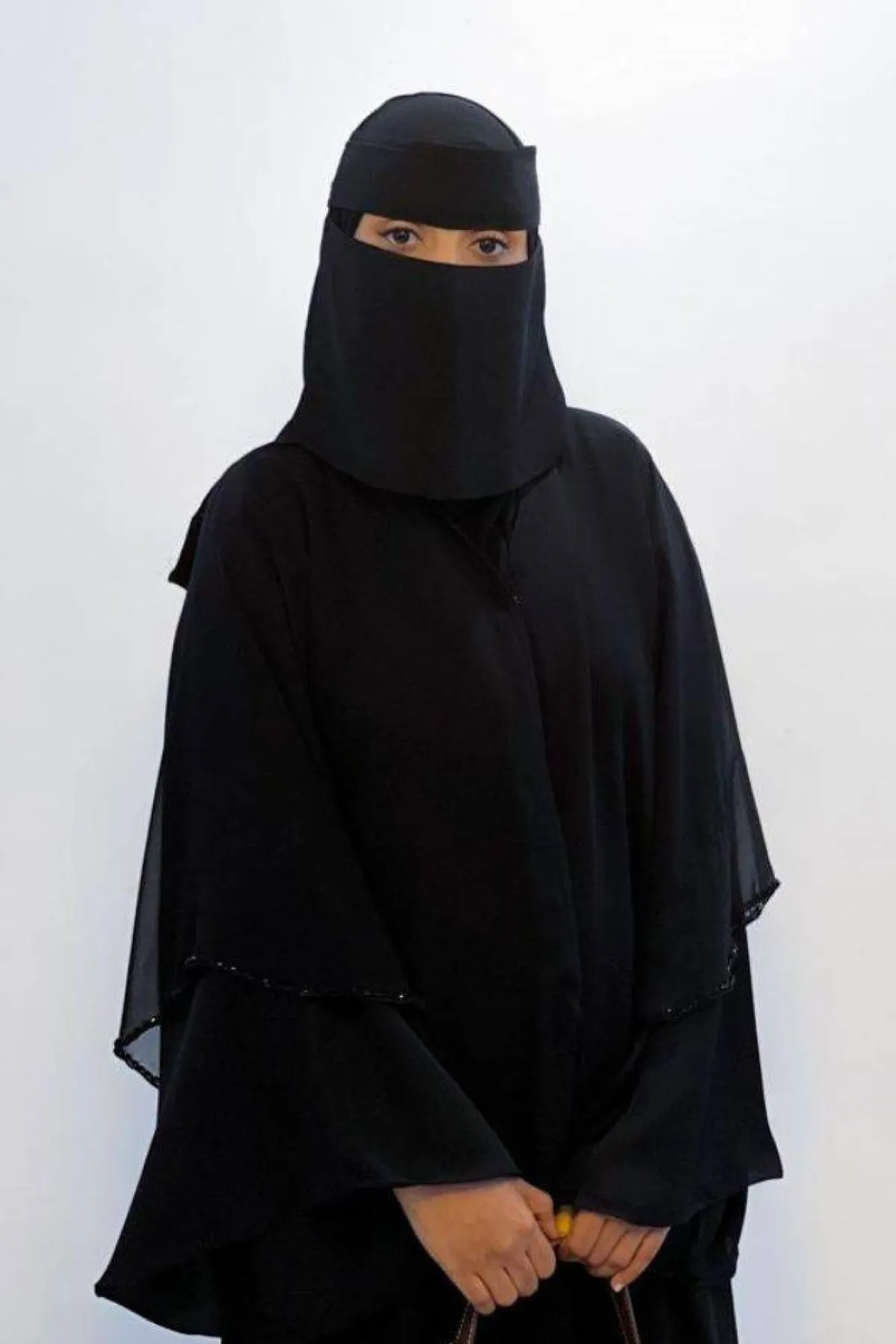 تظهر الصورة شخصية نسرين