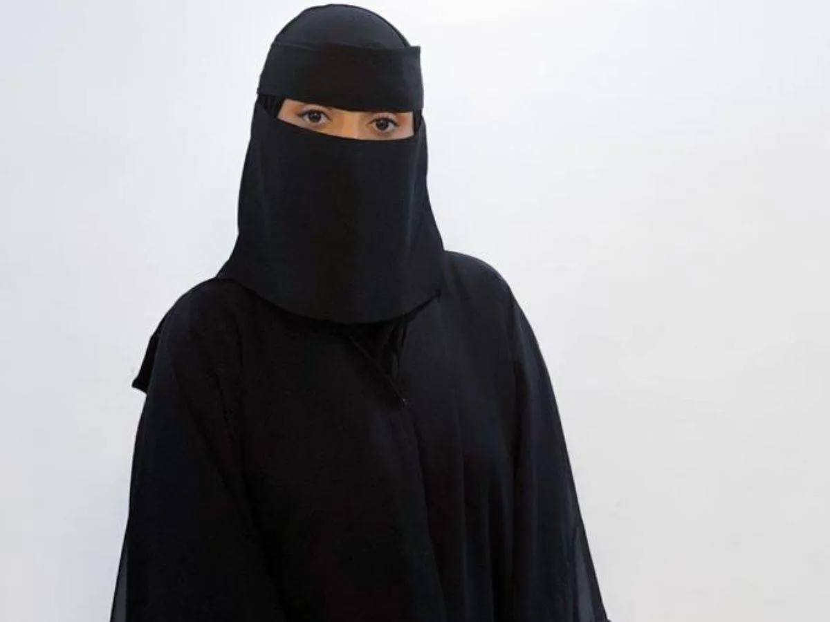 تظهر الصورة شخصية نسرين