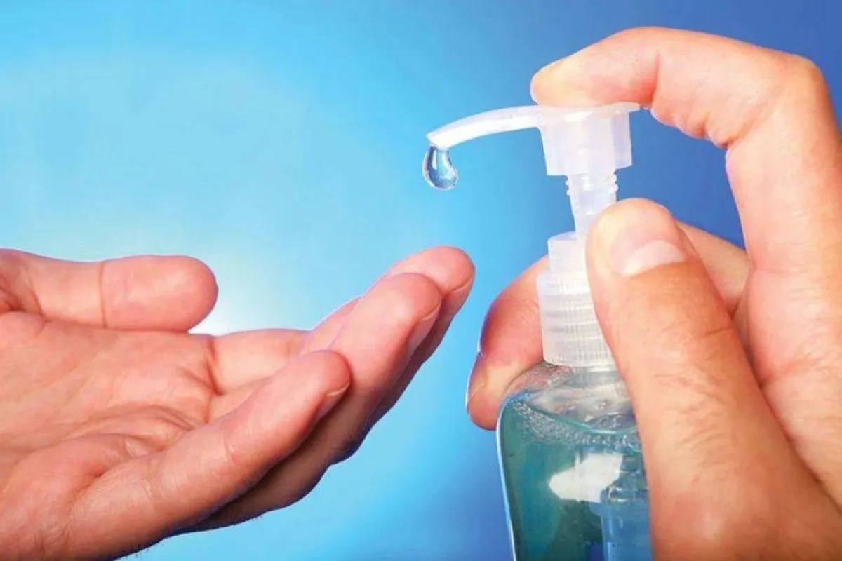 تظهر الصورة تعقيم اليدين