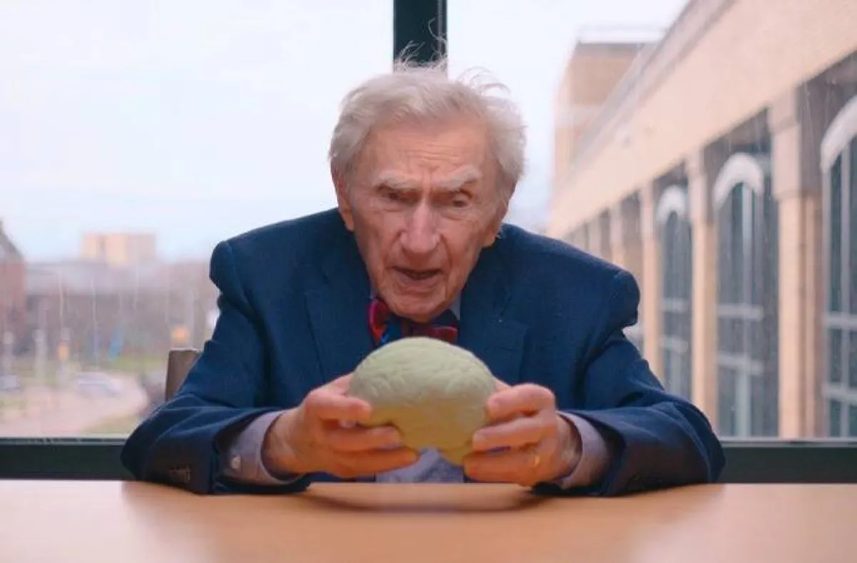 أمريكي عمره 100 سنة يسجل رقماً قياسياً كأكبر طبيب عامل