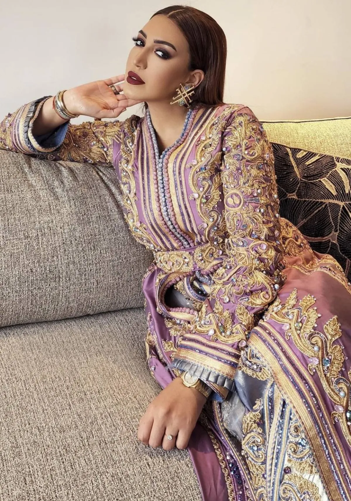 اسماء لمنور بقفطان انثوي مطرز