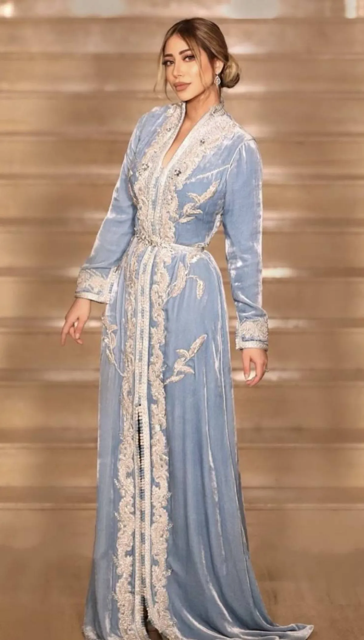 يسرى سعوف بقفطان مخمل