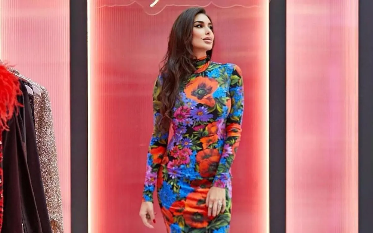 إطلالات ياسمين صبري بالأزياء المطبّعة