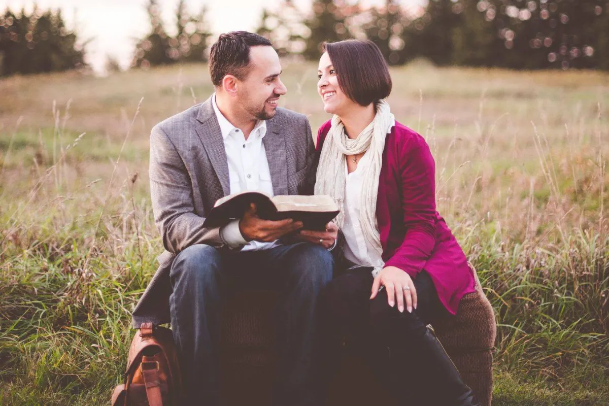 أحاديث بين الخطيبين 