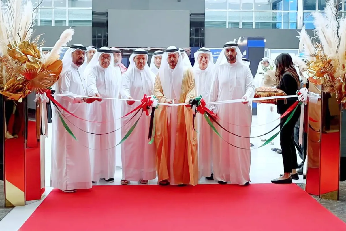  "الشيخ خالد بن عصام بن صقر القاسمي" يفتتح معرض التوظيف. الصورة من "وام"